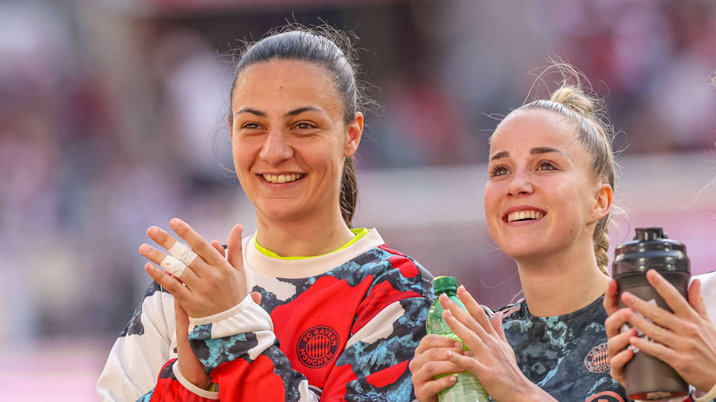 Mala Grohs und Giulia Gwinn lächeln.