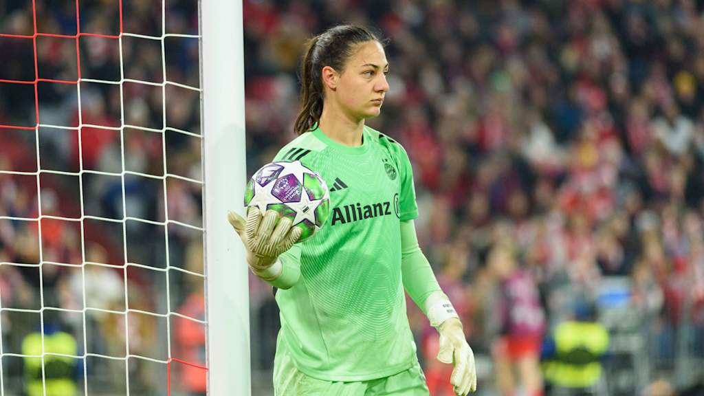 Mala Grohs hält einen Fußball in der Hand.