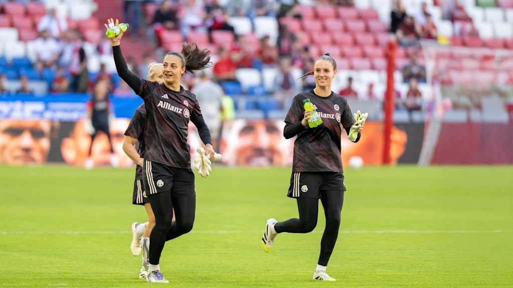 Mala Grohs und Ena Mahmutovic auf dem Weg zum Aufwärmen.