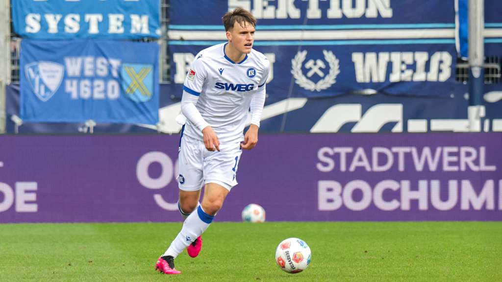 Paul Scholl dribbelt im Trikot des Karlsruher SC.