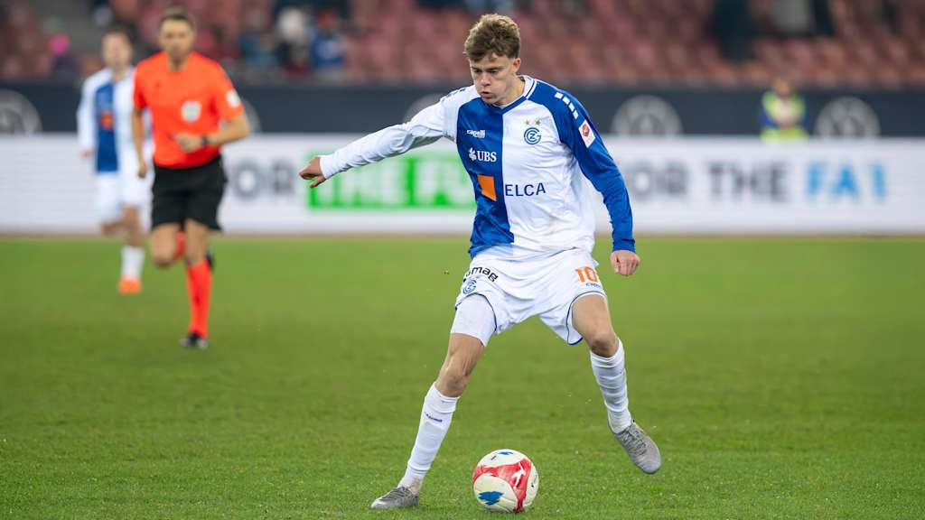 Jonathan Asp Jensen dribbelt im Trikot der Grasshopper Zürich.