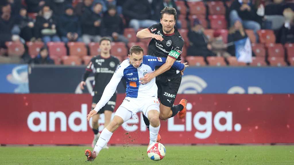 Lovro Zvonarek führt einen Zweikampf mit einem Gegenspieler des FC St. Gallen.