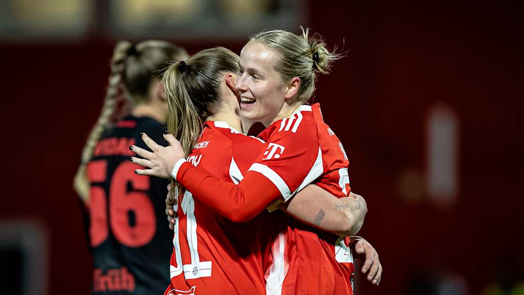 Franziska Kett und Georgia Stanway jubeln Arm in Arm während des Auswärtsspiels der FC Bayern Frauen in der Google Pixel Frauen-Bundesliga bei Bayer 04 Leverkusen