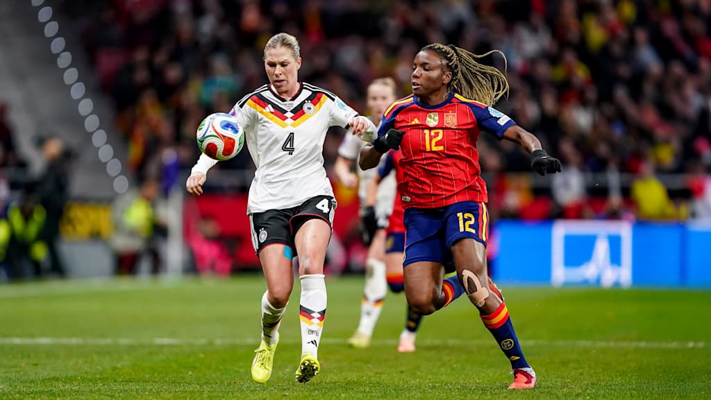 Edna imade im Zweikampf während des Nations League-Endspiels zwischen Deutschland und Spanien.