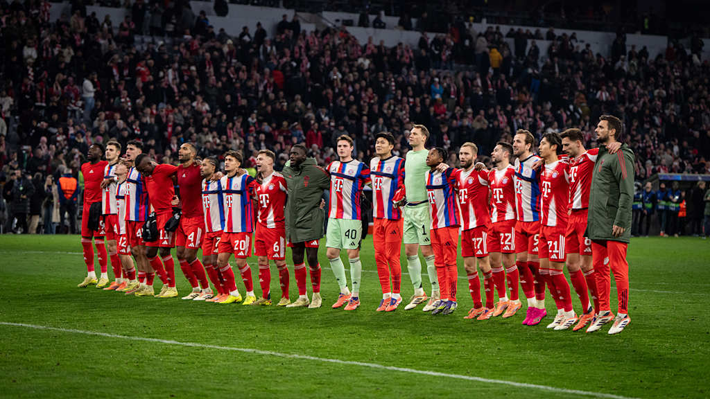 Die Spieler des FC Bayern jubeln nach einem Spiel in der Allianz Arena gemeinsam mit den Fan des FC Bayern in der Südkurve