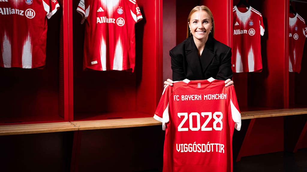 Glodis Perla Viggosdottir hält ein Trikot mit der Vertragslaufzeit 2028 in die Kamera.