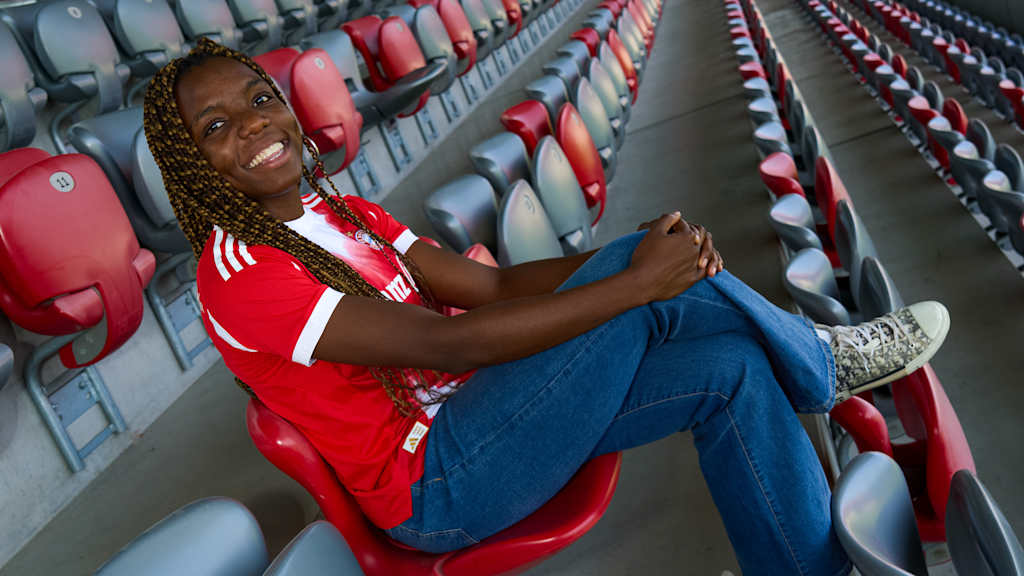 Edna Imade sitzt im Trikot des FC Bayern in der Spielstätte am Campus.