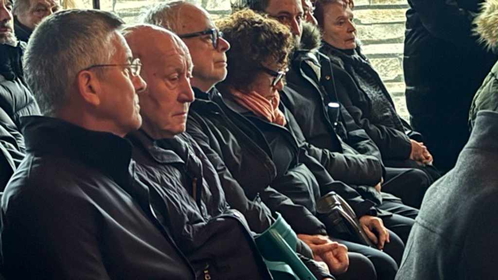 Herbert Hainer (l.) und Dieter Brenninger (2.v.l.) nehmen Abschied bei der Trauerfeier für Peter Kupferschmdt