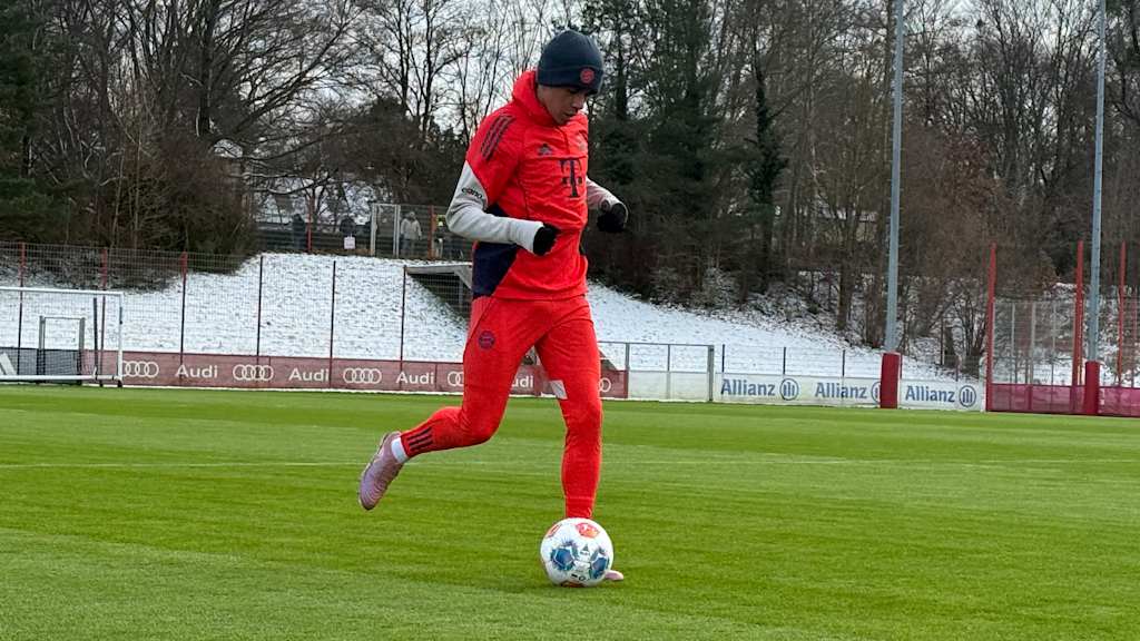 Jamal Musiala bei Stabilitätsübungen im Leistungszentrum des FC Bayern.
