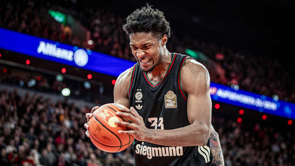 David McCormack hält den Basketballball mit einem energiegeladenen Gesichtsausdruck