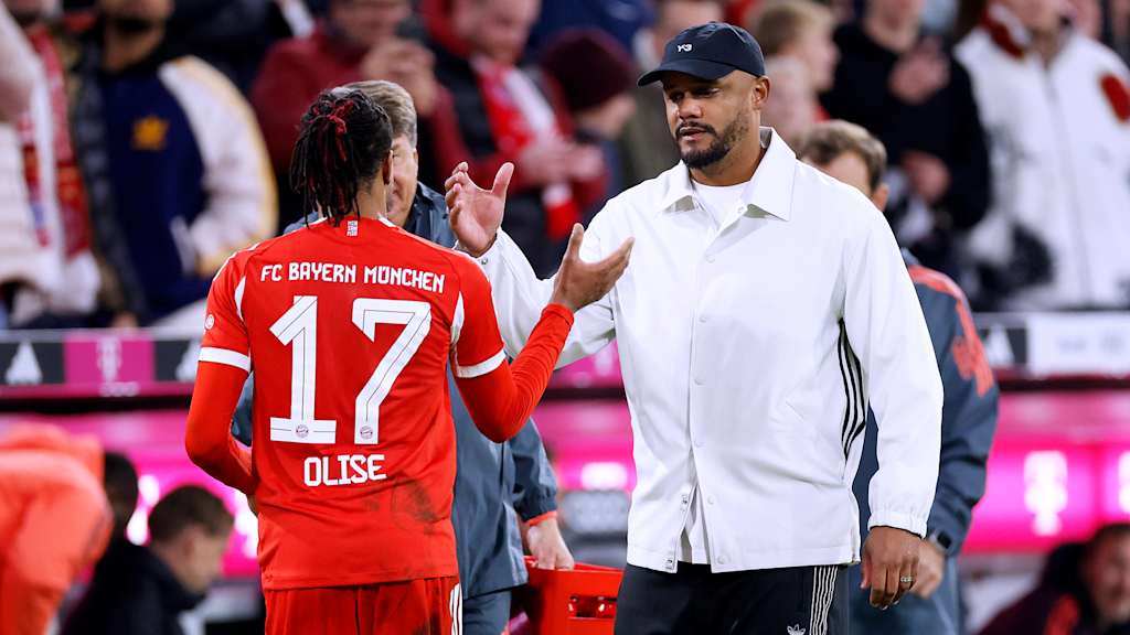 Coach Vincent Kompany schlägt mit Michael Olise am Spielfeldrand ein
