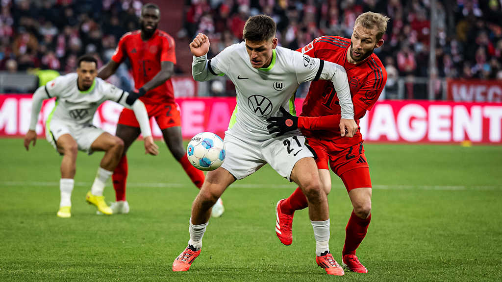 Konrad Laimer im Zweikampf mit einem Wolfsburger Gegenspieler