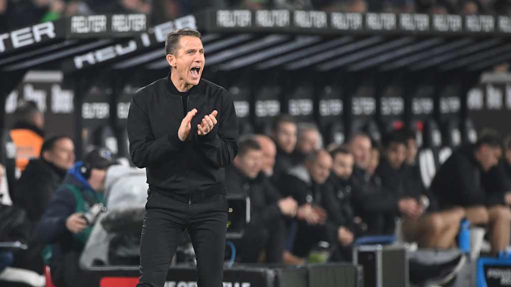 Daniel Bauer klatscht vor der Trainerbank in die Hände