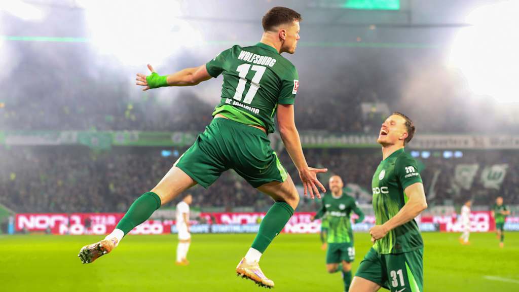 Der VfL Wolfsburg bejubelt einen Torerfolg gegen Freiburg