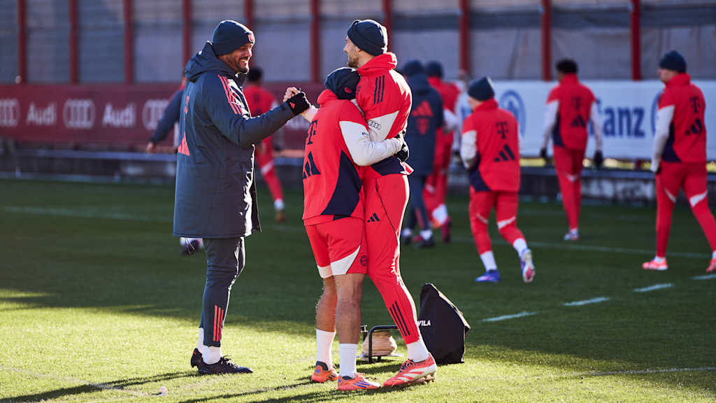 Leon Goretzka und Vincent Kompany begrüßen sich lachend.