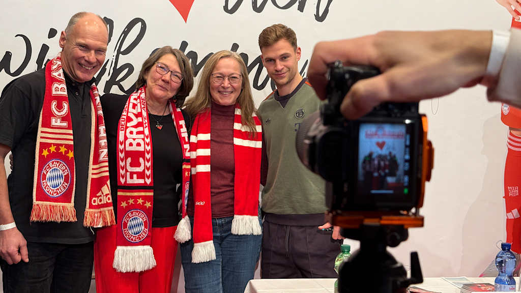 Drei Fans schießen ein Foto mit Joshua Kimmich.