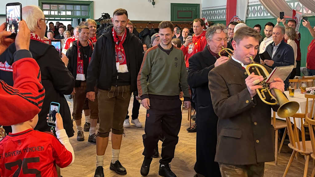 Joshua Kimmich betritt den Saal des Fanclubs in Altomünster.