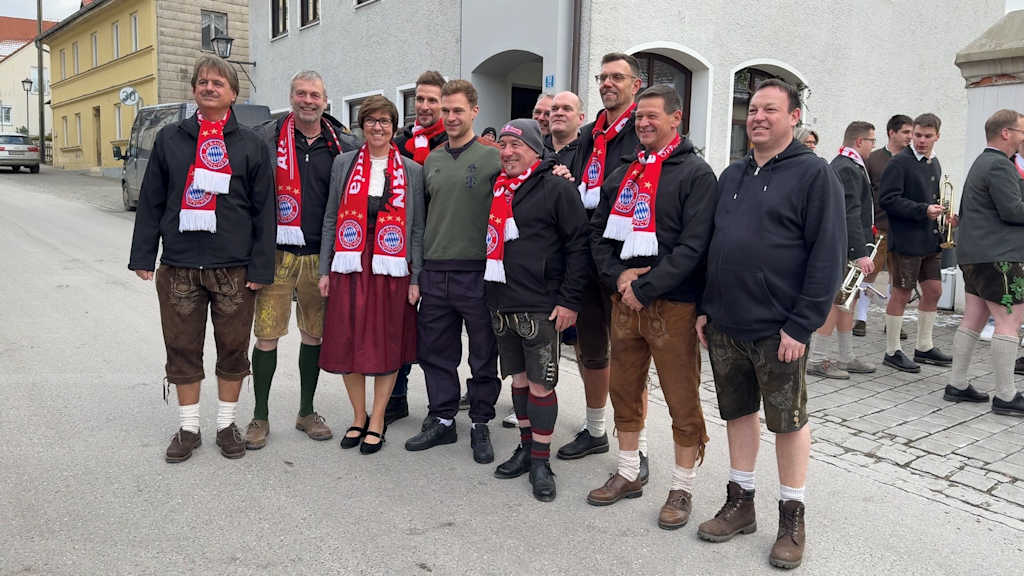 Joshua Kimmich posiert für ein Foto mit der Vorstandschaft des Fanclubs in Altomünster.