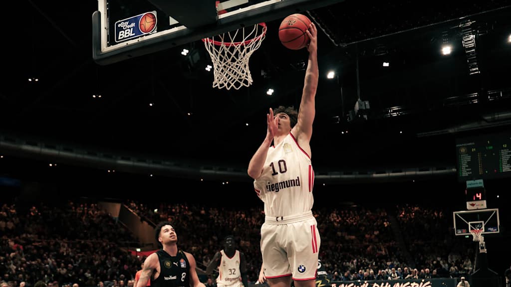 Jessup beim Korbversuch gegen Joshua Obiesie