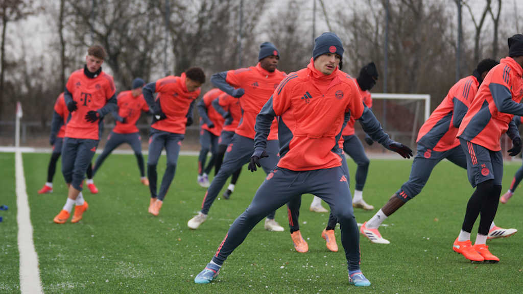 Die FC Bayern U19 beim Aufwärmen.