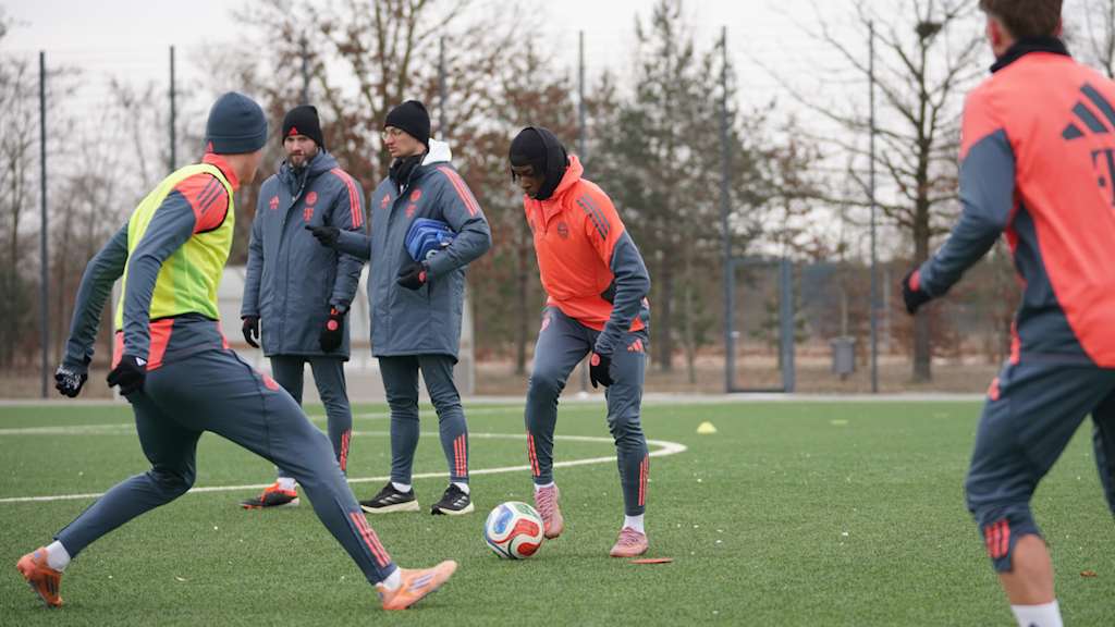 Aristide Hentcho Nseke schaut auf den Ball an seinem Fuß.
