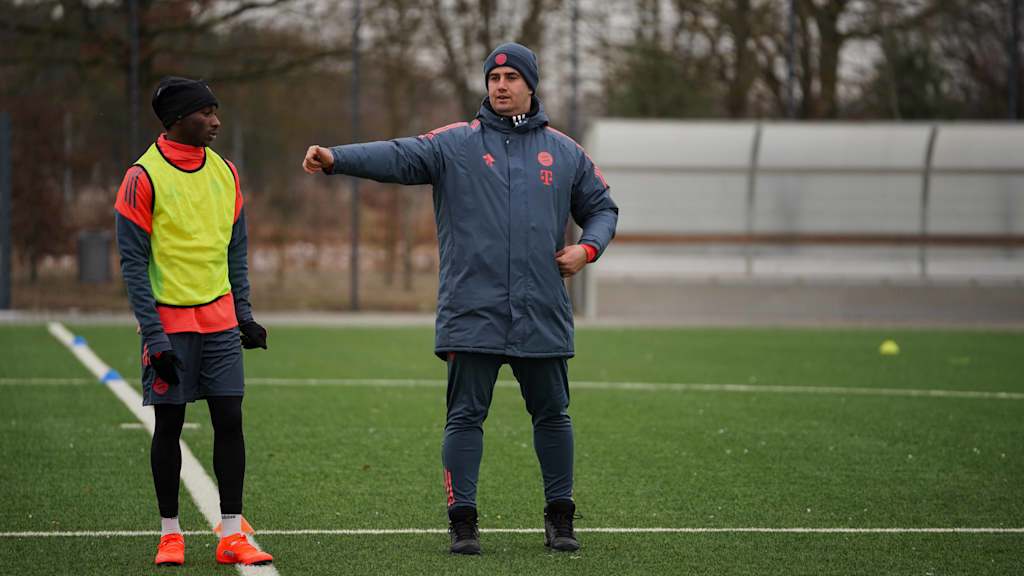 Peter Gaydarov erklärt im Training der FC Bayern U19.