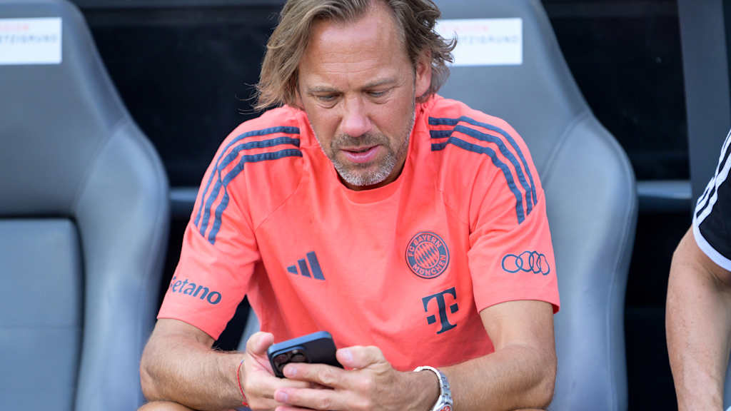 Unser Doc Prof. Dr. Peter Ueblacker – hoffentlich hat er 2026 nicht zu viel Arbeit mit den Bayern-Stars.