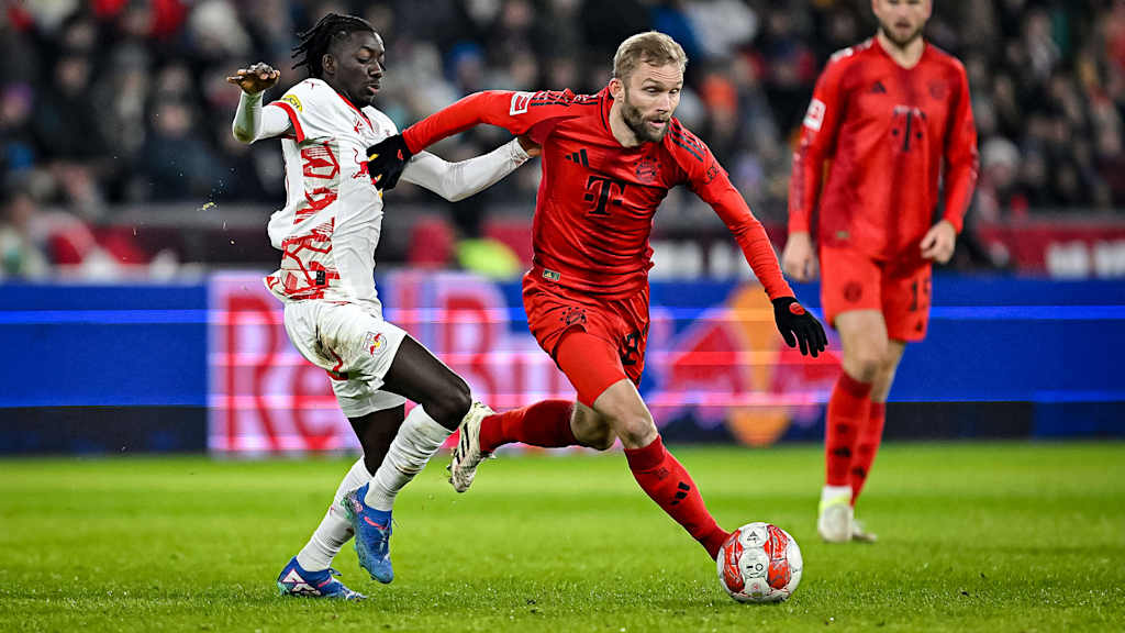 Konrad Laimer setzt sich im Testspiel vergangene Saison gegen einen Salzburger durch.