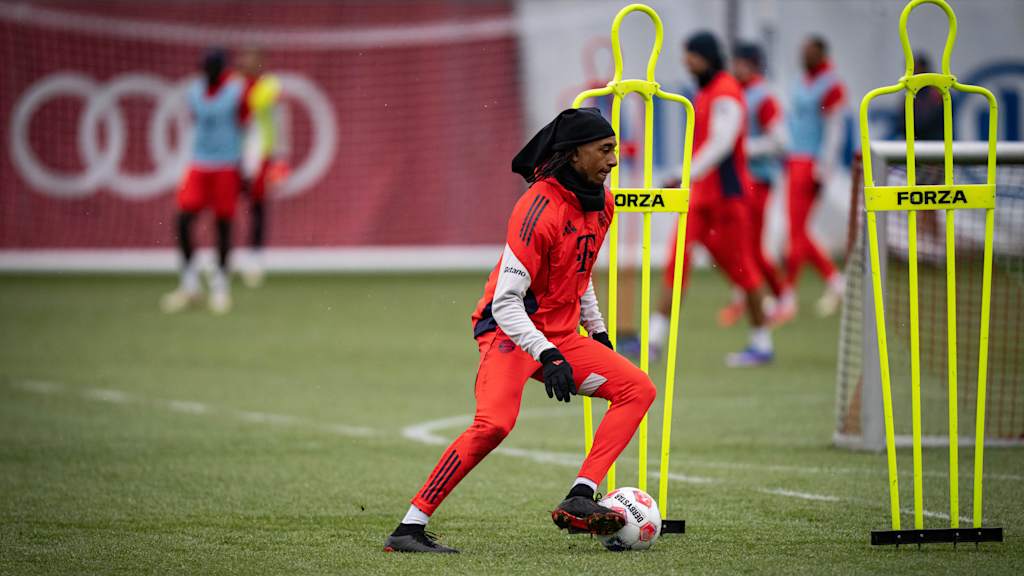 Michael Olise dribbelt im Training des FC Bayern