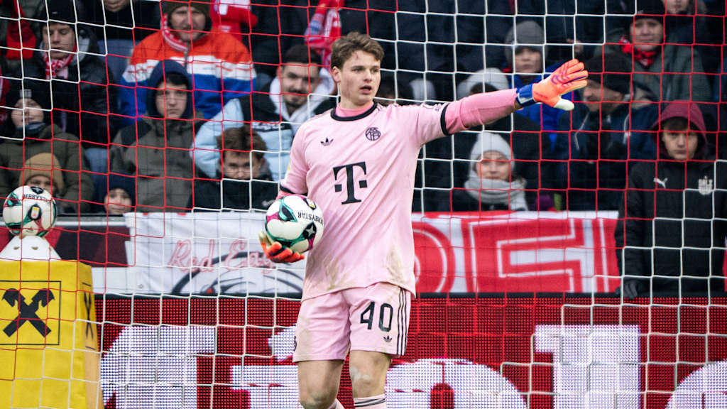 Jonas Urbig gibt mit einem Ball in der Hand Anweisungen im Spiel beim FC Red Bull Salzburg