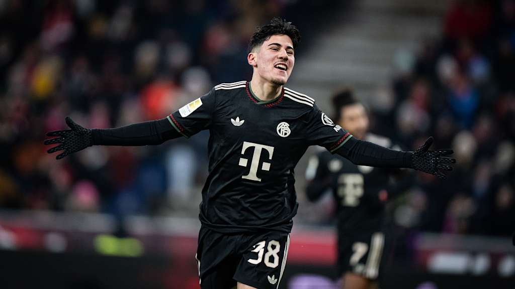 Felipe Chavez bejubelt sein 3:0 im Testspiel des FC Bayern bei Red Bull Salzburg