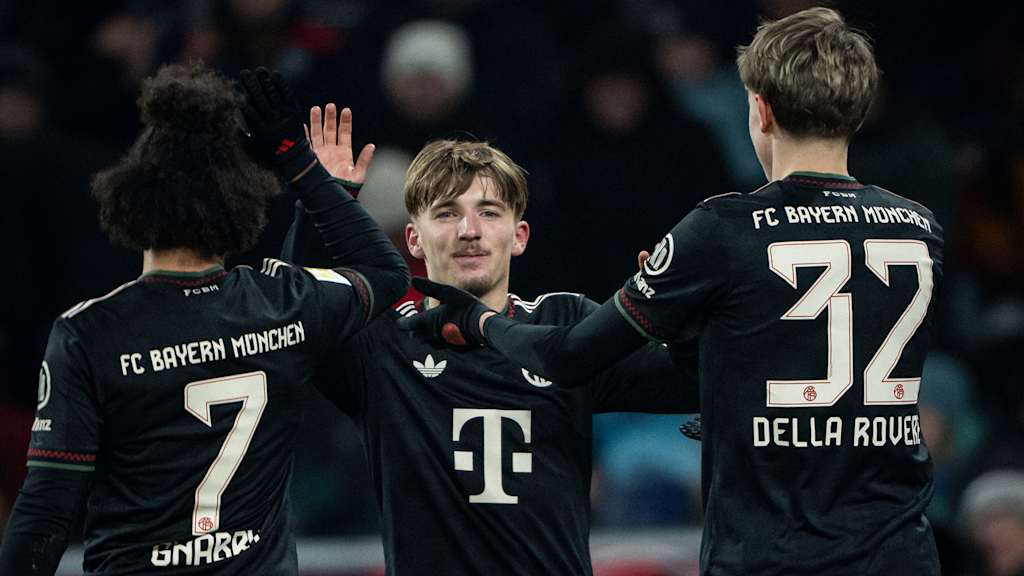 Lennart Karl bekommt Glückwünsche der Kollegen nach dem 4:0 im Testspiel des FC Bayern bei Red Bull Salzburg