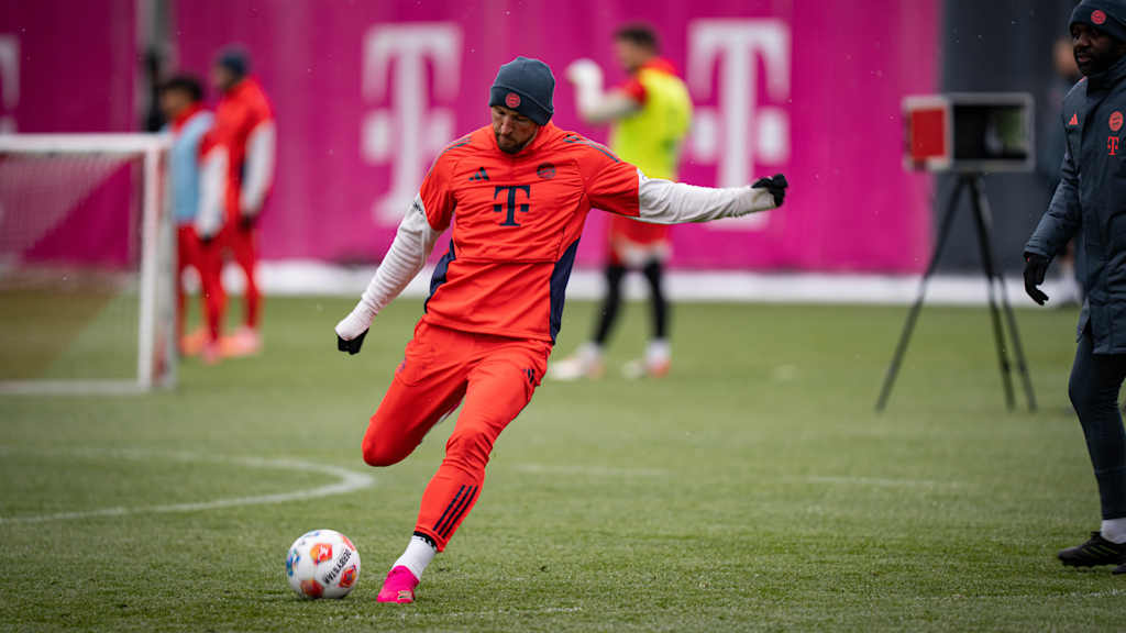 Harry Kane schießt im Training des FC Bayern