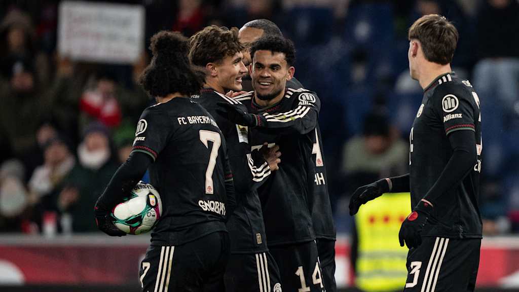 Tom Bischof wird beglückwünscht von den Kollegen nach dem 5:0 im Testspiel des FC Bayern bei Red Bull Salzburg