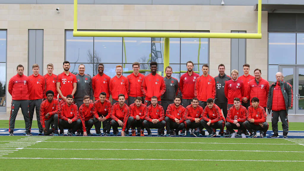 Die FC Bayern Amateure posieren für ein Gruppenfoto.
