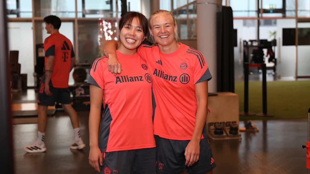 Pernille Harder und Momoko Tanikawa lächeln in die Kamera.