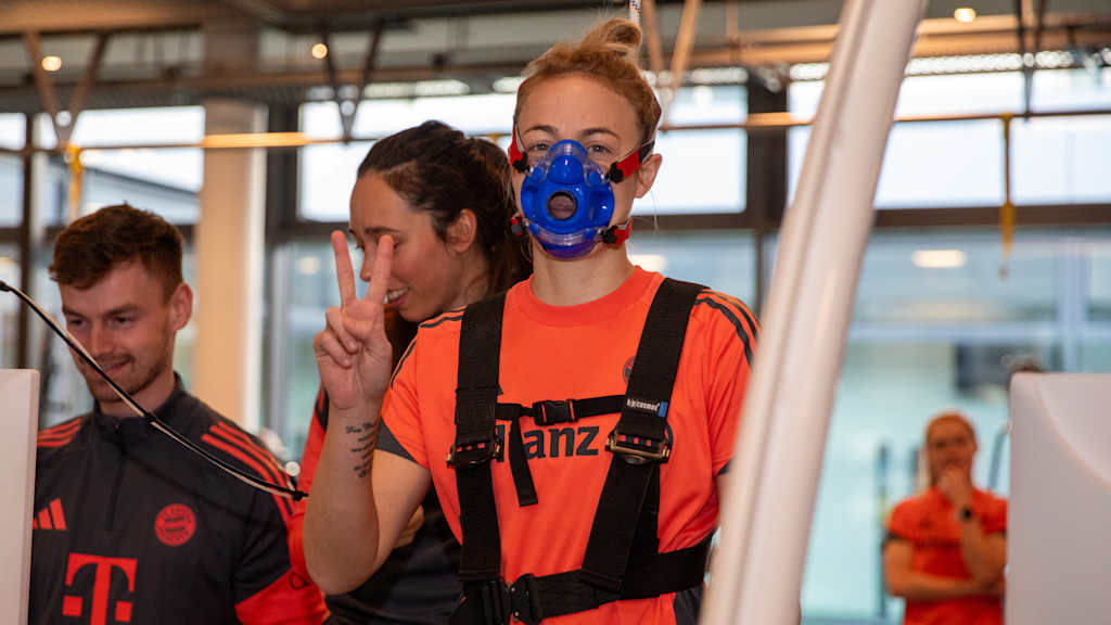 Carolin Simon zeigt das Peace-Zeichen auf dem Laufband.