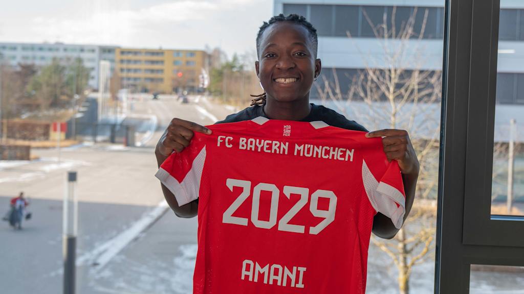 Bernadette Amani hält das Trikot des FC Bayern mit ihrem Namen und der Vertragslaufzeit in ihrer Hand.