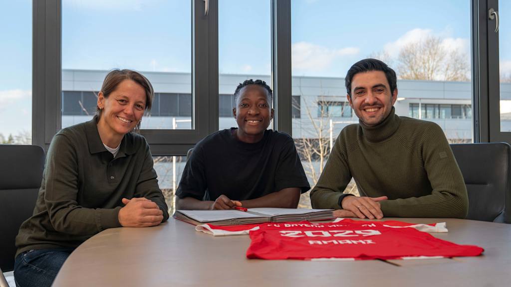 Bianca Rech, Bernadette Amani und Francisco De Sá Fardilha bei der Vertragsunterschrift am FC Bayern Campus.