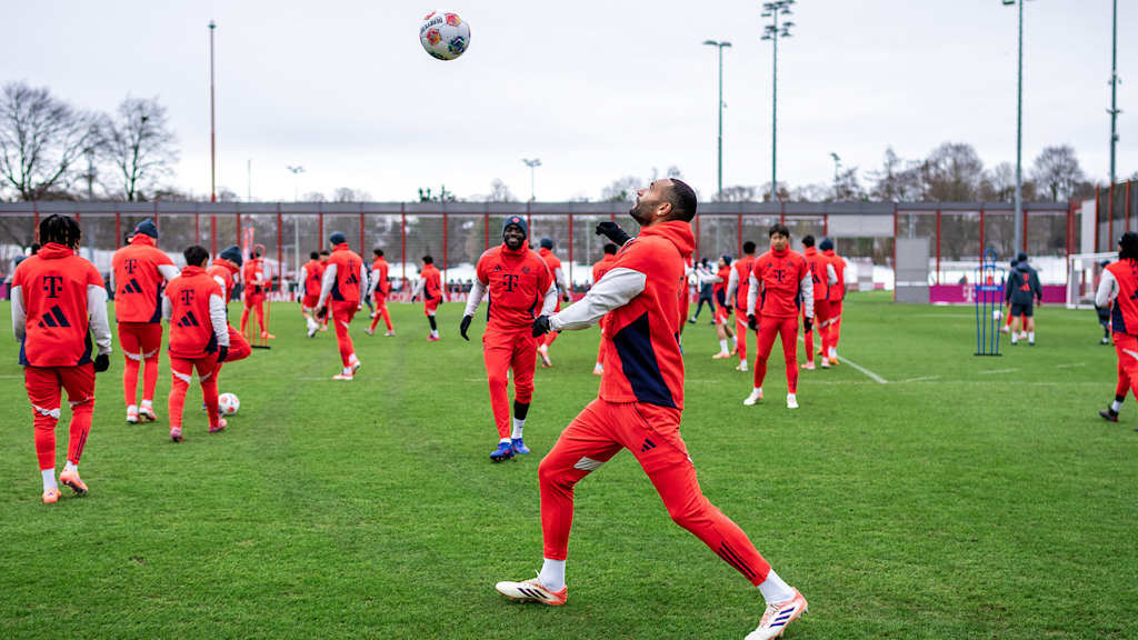 Jonathan Tah schießt einen Ball in die Luft im öffentlichen Training des FC Bayern vor Fans