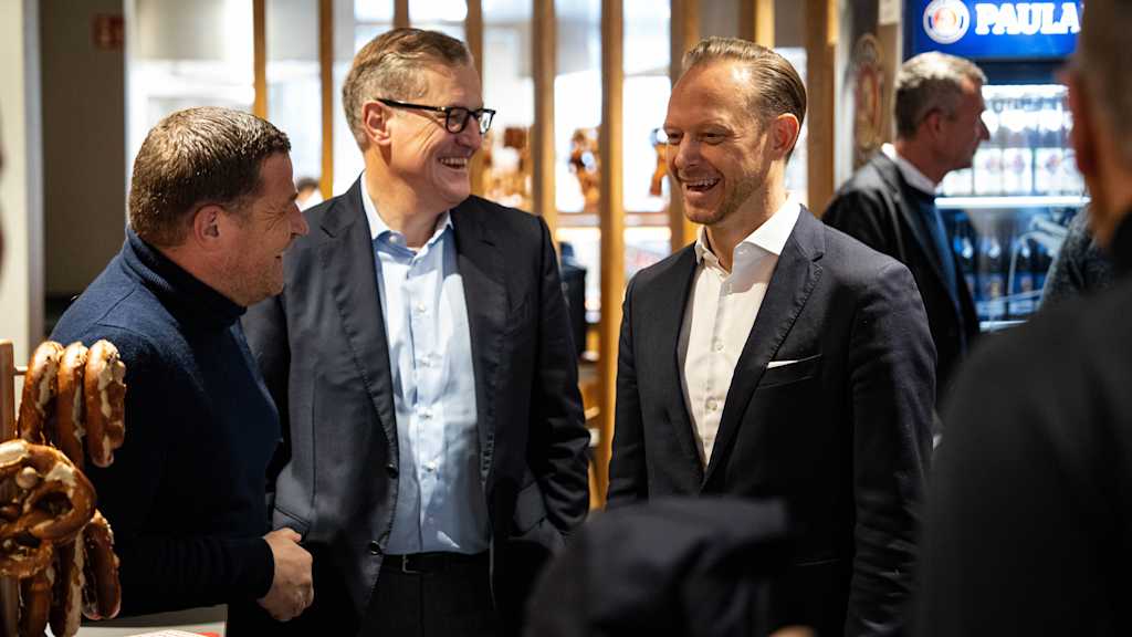 Rouven Kasper im Gespräch mit seinen Vorstandskollegen Jan-Christian Dreesen und Max Eberl