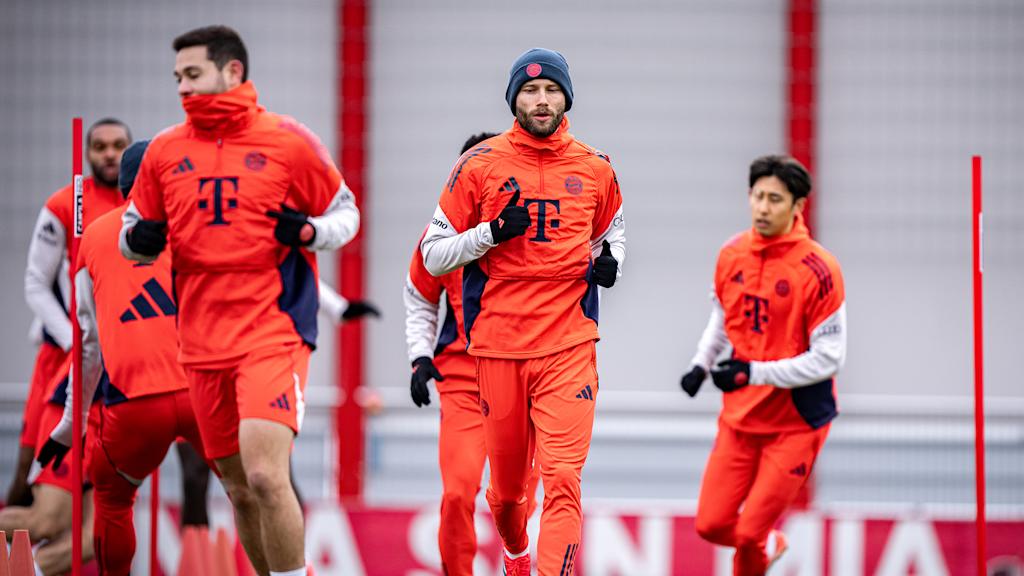 Konrad Laimer läuft sich im Training des FC Bayern warm