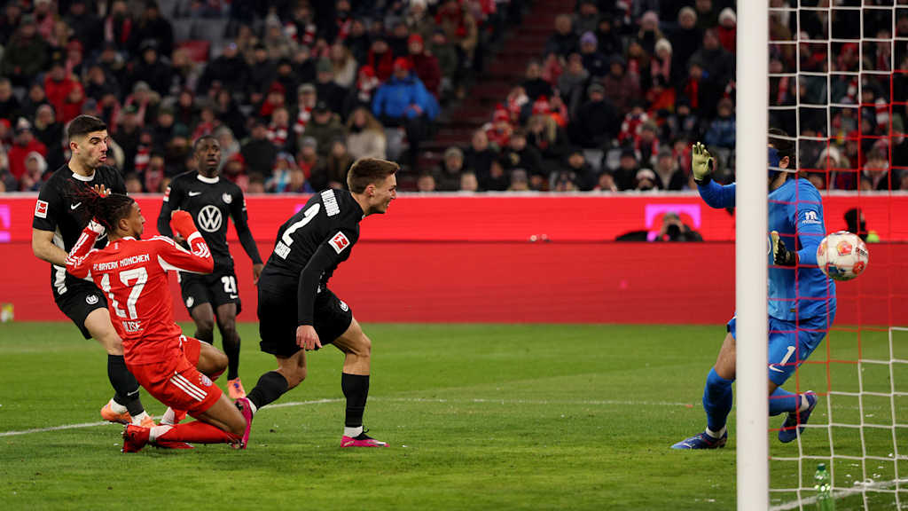 Kilian Fischer trifft ins eigene Tor zum 1:0 im Bundesliga-Spiel des FC Bayern gegen den VfL Wolfsburg