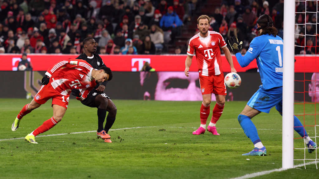 Luis Diaz trifft per Kopf zum 2.1 im Bundesliga-Spiel des FC Bayern gegen den VfL Wolfsburg