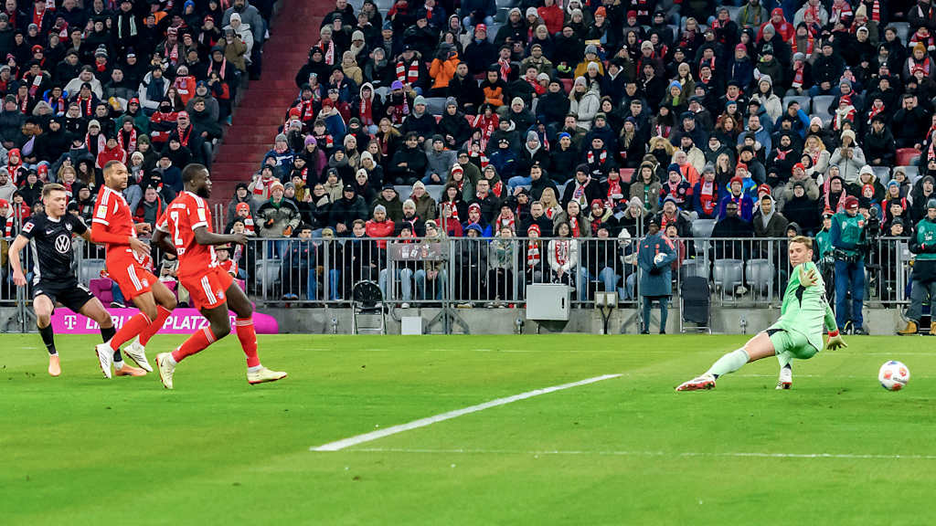 Dzenan Pejcinovic trifft zum 1:1 im Bundesliga-Spiel des FC Bayern gegen den VfL Wolfsburg