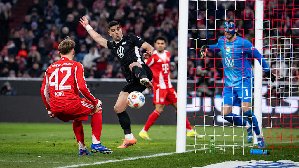 Lennart Karl beobachtet, wie der Ball haarscharf das Tor der Gäste verfehlt im Bundesliga-Spiel des FC Bayern gegen den VfL Wolfsburg