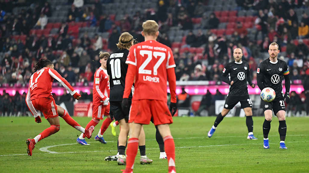 Michael Olise zieht ab zum 3:1 im Bundesliga-Spiel des FC Bayern gegen den VfL Wolfsburg