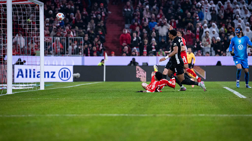 Lenz trifft ins eigene Tor zum 4:1 im Bundesliga-Spiel des FC Bayern gegen den VfL Wolfsburg