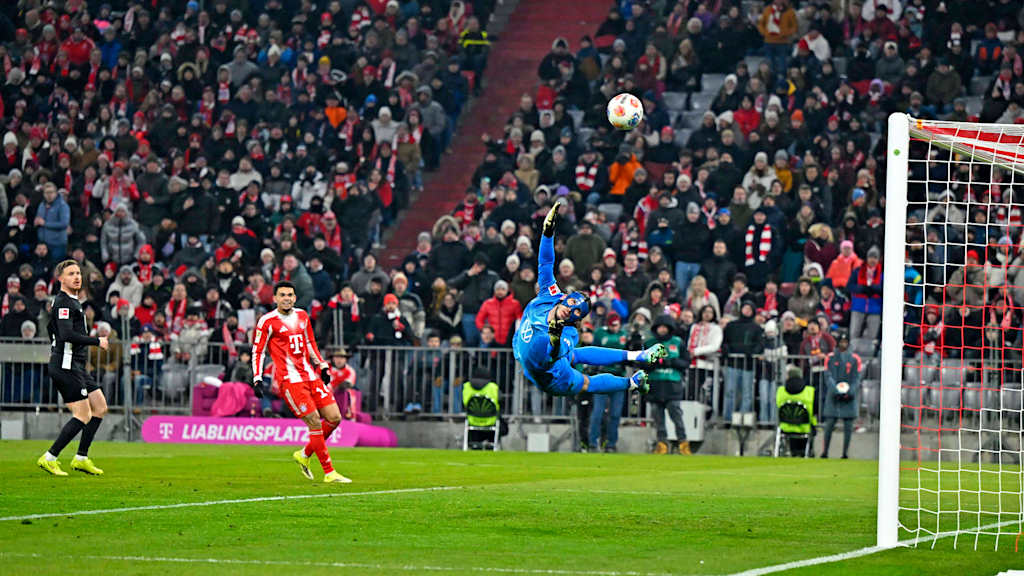 Der Ball segelt nach Harry Kanes Schuss zum 6:1 ins Tor im Bundesliga-Spiel des FC Bayern gegen den VfL Wolfsburg