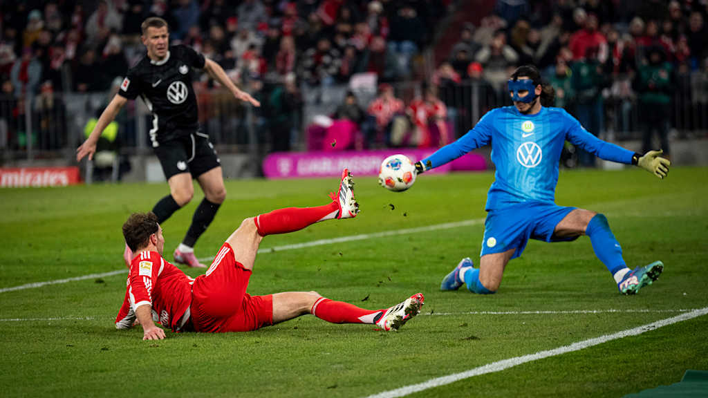 Leon Goretzka grätscht den Ball zum 8:1 auf den Kasten der Gäste im Bundesliga-Spiel des FC Bayern gegen den VfL Wolfsburg